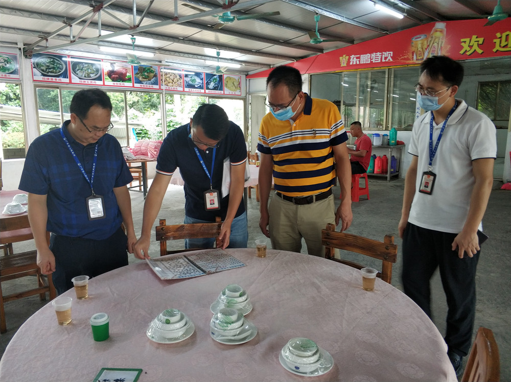 清城區(qū)市場監(jiān)管局領(lǐng)導(dǎo)班子帶隊(duì)開展“中秋、國慶”節(jié)前安全大檢查1.jpg
