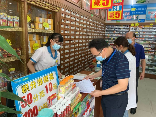 （圖為黃勁鋒局長(zhǎng)、個(gè)私企徐國奇副書記檢查藥店落實(shí)購藥實(shí)名登記情況）.jpg