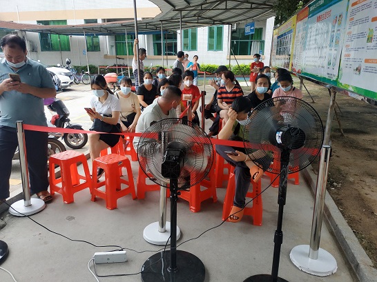 （圖為飛來峽所組織市場(chǎng)、食品、藥品從業(yè)人員到衛(wèi)生院打疫苗）.jpg