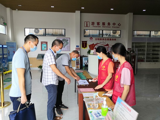 （圖為東城所人員到金雞巖、牛魚嘴、黃騰峽景區(qū)開展疫情防控檢查）.jpg